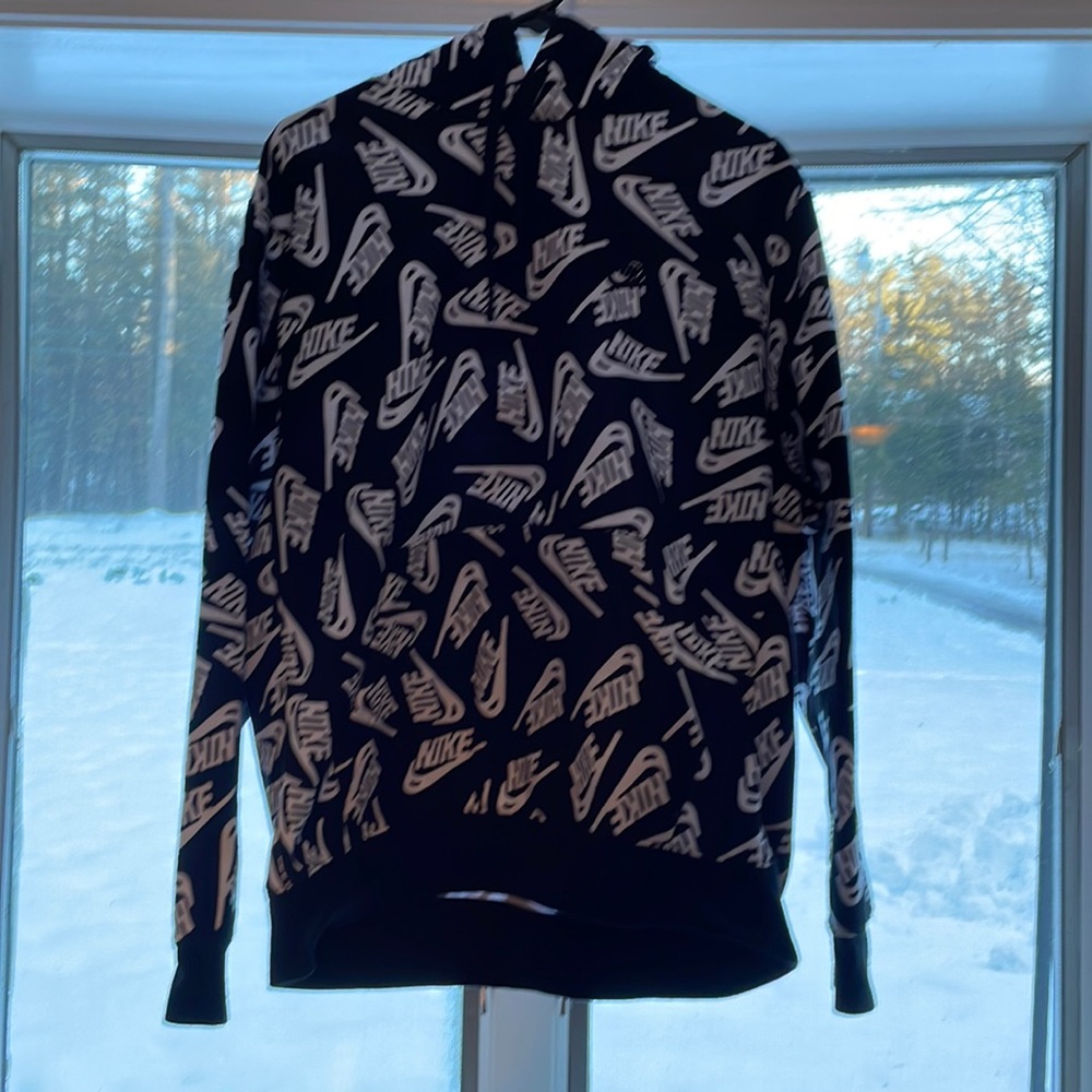 Black and white Nike swoosh sweatshirt